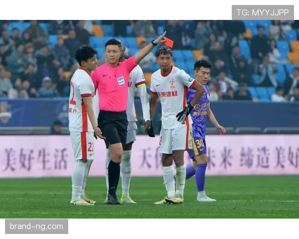 故意踢人是否一定红牌?规则如何界定“故意”与“鲁莽” 故意踢人是否一定红牌?规则如何界定“故意”与“鲁莽”
