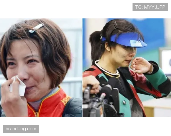 杜丽退役后住别墅养狗，当年打靶的手现在只拎爱马仕